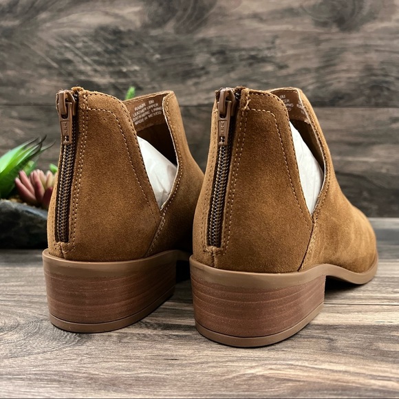 NIB Steve Madden Rainir Notched Ankle Booties Boots Cognac Suede 8 - Picture 5 of 11